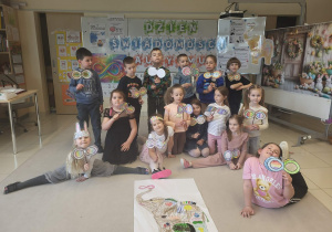 Grupowe zdjęcie 6-latków z motylami i słonikiem