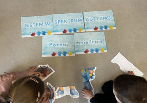 Chłopiec i dziewczynka układają obrazek chłopca