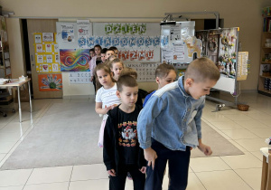 Dzieci skaczą podczas zabawy ruchowej