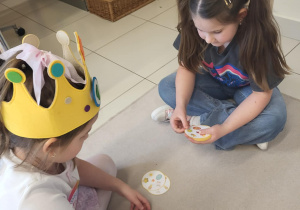 Dziewczynki grają w wielkanocne double