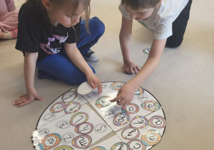 Układanie wielkanocnego jajka podzielonego na części z literami.