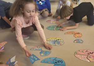 Rozwiązywanie zadań matematycznych z wykorzystaniem wielkanocnych puzzli.