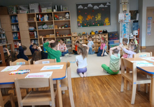 Dzieci odpowiadają w kole na pytania