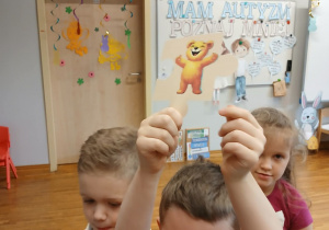 Chłopiec pokazuje znaleziony obrazek