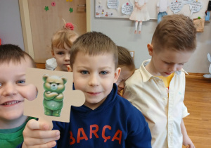 Chłopcy prezentują znaleziony obrazek