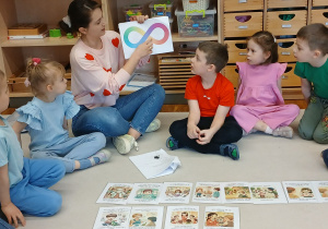 Nauczycielka prezentuje symbol nieskończoności