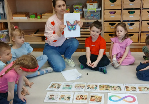 Nauczycielka prezentuje symbol motyla