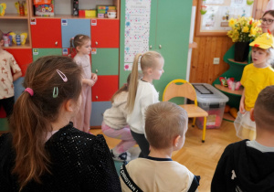 Dzieci biorą udział w zabawie ruchowej.