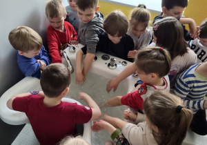 Dzieci poznają działanie wanny z hydromasażem w gabinecie rehabilitacji