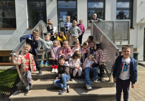 Grupowe zdjęcie sześciolatków przed budykiem przychodni Salus