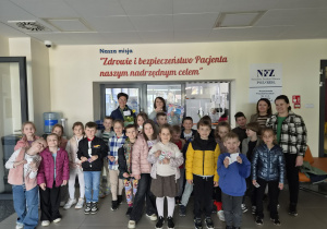 Wspólne zdjęcie grupy z paniami w Kleszczowskiej Przychodni Salus