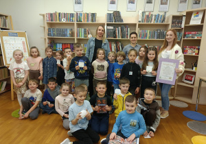 Grupowe zdjęcie w bibliotece
