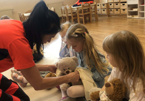 pani zawija łapke misia