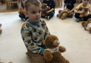 chłopiec trzyma misia