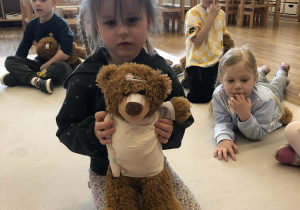 dziewczynka pokazuje swojego misia