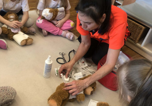 pani daje misiowi zastrzyk