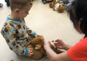 pani daje misiowi zastrzyk