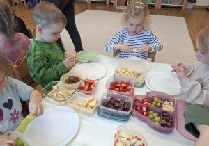 dzieci robią szaszłyki