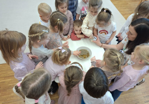 pani wykonuje doświadczenie