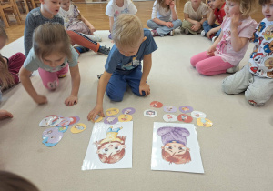 dzieci przypasowują obrazki do postaci