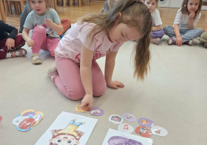 dzieci przypasowują obrazki do postaci