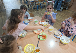 dzieci robią kanapki