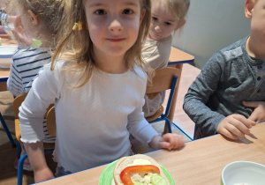 dziewczynka prezentuje swoją kanapkę