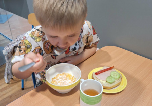 chłopiec je śniadanie