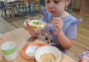 dziewczynka prezentuje swoją kanapkę