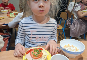 dziewczynka prezentuje swoją kanapkę