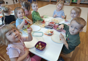 dzieci robią szaszłyki