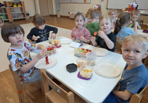 dzieci robią szaszłyki