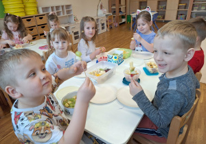 dzieci robią szaszłyki