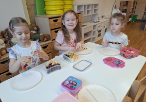 dzieci robią szaszłyki