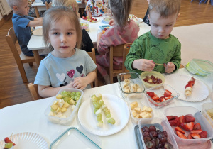 dzieci robią szaszłyki