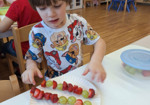 dzieci prezentują swoje szaszłyki