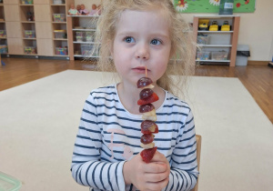 dzieci prezentują swoje szaszłyki