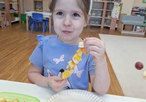 dzieci prezentują swoje szaszłyki