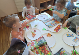 dzieci wycinają z gazet zdrowe rzeczy