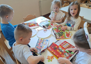 dzieci wycinają z gazet zdrowe rzeczy