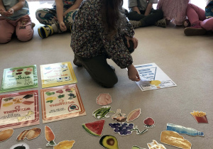 dzieci zapoznają się z piramida zdrowia