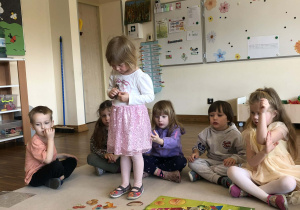 dzieci zapoznają się z piramida zdrowia