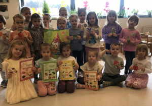 dzieci zapoznają się z piramida zdrowia