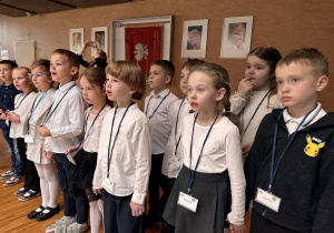 dzieci stoją i słuchają