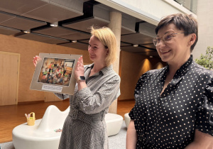 Pani dyrektor i wicedyrektor ZSP w Kleszczowie pokazują zdjęcie absolwentów uniwerstetu sprzed 10 lat