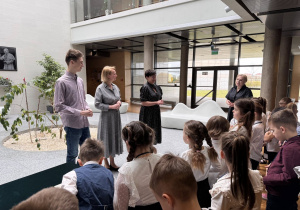 Panie dyrektor, uczeń technikum z dziećmi słuchają podziękowań ze strony nauczyciela angielskiego z przedszkola