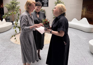 panie dyrektor z ZSP wręczają Pani Kasi podziękowania i kwiaty