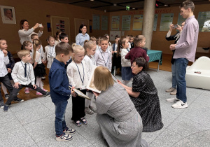 dzieci wręczają podziękowania Paniom dyrektor z ZSP w Kleszczowie