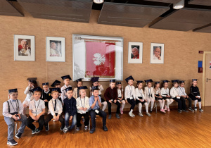 dzieci siedzą na ławce