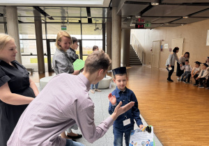 chłopiec przybiją "piątkę" z uczniem technikum